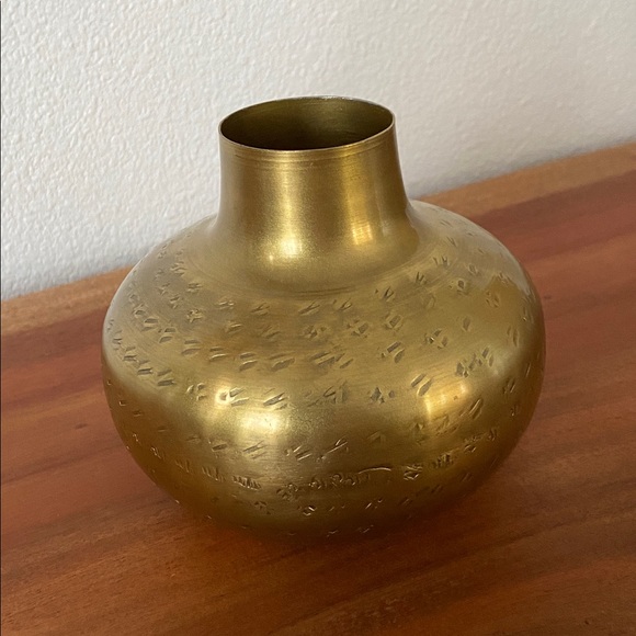 Brass hammered vase vintage vibes brushed gold patterned home decor boho modern - Picture 4 of 15